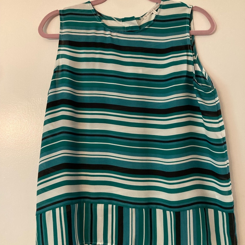 Violet & Claire Green Sleeveless Crew Neck Blouse